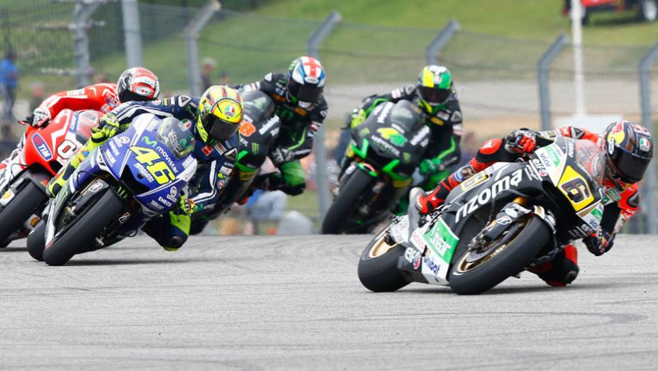 Valentino Rossi (#46) fazia boa parte até perder rendimento | <a href="https://gutenberg.quatrorodas.abril.com.br/moto/noticias/marquez-passeia-vence-gp-austin-motogp-779654.shtml" rel="migration">Leia mais</a>