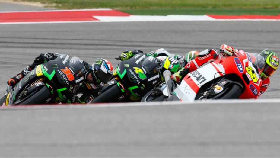 Crutchlow tenta segurar a pressão de Bradley Smith e Espargaró | <a href="https://gutenberg.quatrorodas.abril.com.br/moto/noticias/marquez-passeia-vence-gp-austin-motogp-779654.shtml" rel="migration">Leia mais</a>