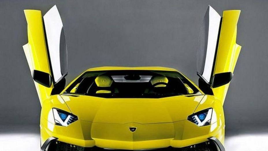 O modelo vem equipado com motor 6.5 V12, que entrega 720 cavalos de potência | <a href="https://gutenberg.quatrorodas.abril.com.br/saloes/xangai/2013/lamborghini-aventador-lp720-4-50-anniversario-738879.shtml" rel="migration">Leia mais</a>