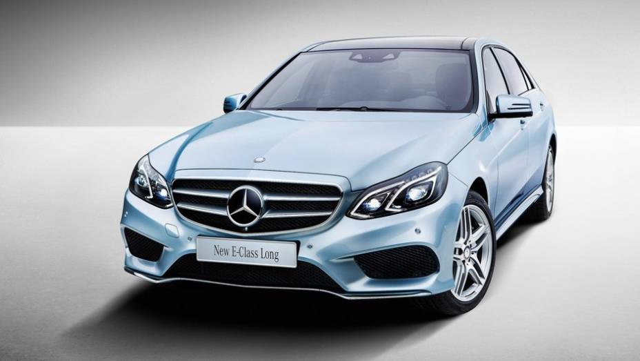 A Mercedes-Benz revelou oficialmente o E-Class L durante o Salão de Xangai 2013 | <a href="https://gutenberg.quatrorodas.abril.com.br/saloes/xangai/2013/mercedes-benz-e-class-739220.shtml" rel="migration">Leia mais</a>