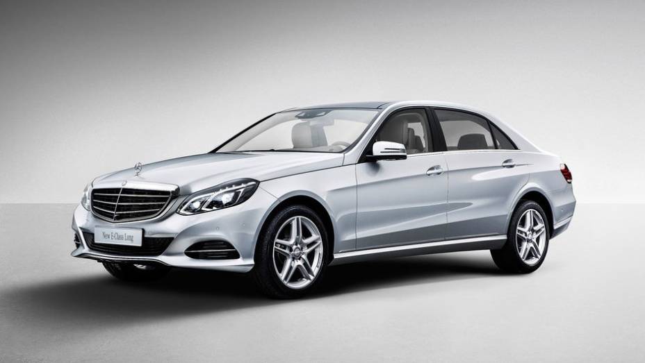 O sed&atilde; premium tem um comprimento total de 5.019 mil&iacute;metros | <a href="https://gutenberg.quatrorodas.abril.com.br/saloes/xangai/2013/mercedes-benz-e-class-739220.shtml" rel="migration">Leia mais</a>