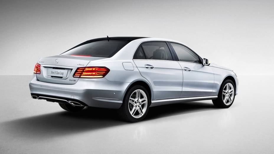 Ele representa uma vers&atilde;o de chassis longo do recente facelift do E-Class que ser&aacute; vendido exclusivamente na China | <a href="%20https://gutenberg.quatrorodas.abril.com.br/saloes/xangai/2013/mercedes-benz-e-class-739220.shtml" rel="migration">Leia mais</a>