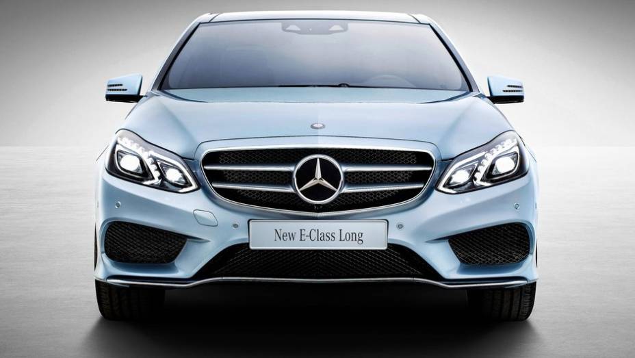 O E-Class L estará disponível com duas frentes diferentes | <a href="https://gutenberg.quatrorodas.abril.com.br/saloes/xangai/2013/mercedes-benz-e-class-739220.shtml" rel="migration">Leia mais</a>