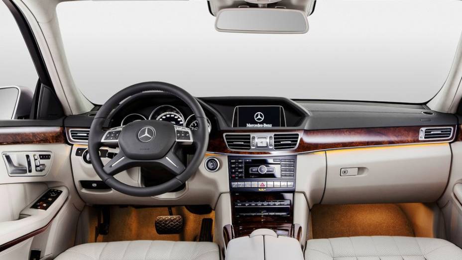 Interior sofisticado da Mercedes-Benz | <a href="https://gutenberg.quatrorodas.abril.com.br/saloes/xangai/2013/mercedes-benz-e-class-739220.shtml" rel="migration">Leia mais</a>