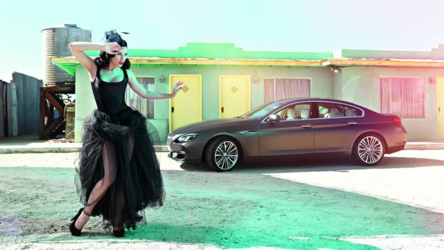Ao lado do carro, estão modelos no melhor estilo "Burlesque" | <a href="https://gutenberg.quatrorodas.abril.com.br/blogs/planeta-carro/2013/04/22/isso-e-pura-arte/" rel="migration">Leia mais</a> Ao lado do carro, estão modelos no melhor estilo "Burlesque" | <a href="https://gutenberg.quatrorodas.abril.com.br/blogs/planeta-carro/2013/04/22/isso-e-pura-arte/" rel="migration">Leia mais</a>