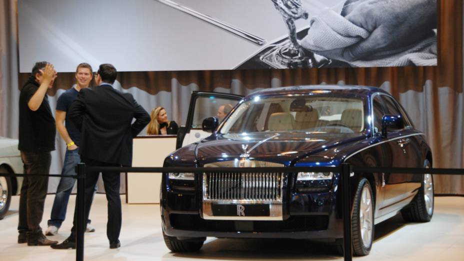 Carros modernos, como este Rolls-Royce Ghost, dividem o espa&ccedil;o com as raridades