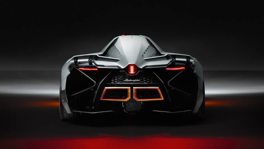 Para reduzir o peso, a Lamborghini apostou na vasta utilização de fibra de carbono na carroceria | <a href="%20https://gutenberg.quatrorodas.abril.com.br/noticias/fabricantes/lamborghini-cria-egoista-concept-741099.shtml" rel="migration">Leia mais</a>