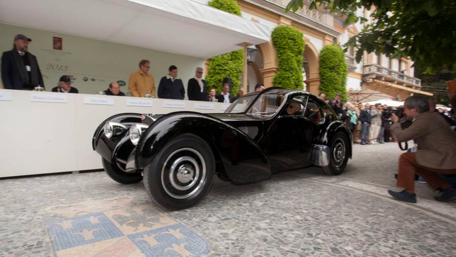 Bugatti 1938, que pertence ao estilista Ralph Lauren, venceu o Concorso dEleganza Villa dEste | <a href="https://gutenberg.quatrorodas.abril.com.br/noticias/fabricantes/bugatti-1938-ralph-lauren-vence-concurso-elegancia-742534.shtml" rel="migration">Leia mais</a>