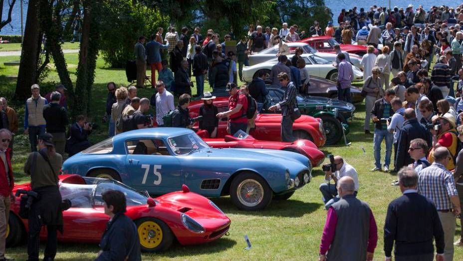 Ferrari Dino 166P / 206P de 1965 (vermelha com rodas amarelas) e Ferrari 250 GT Tour de France 1956 (azul, número 75)