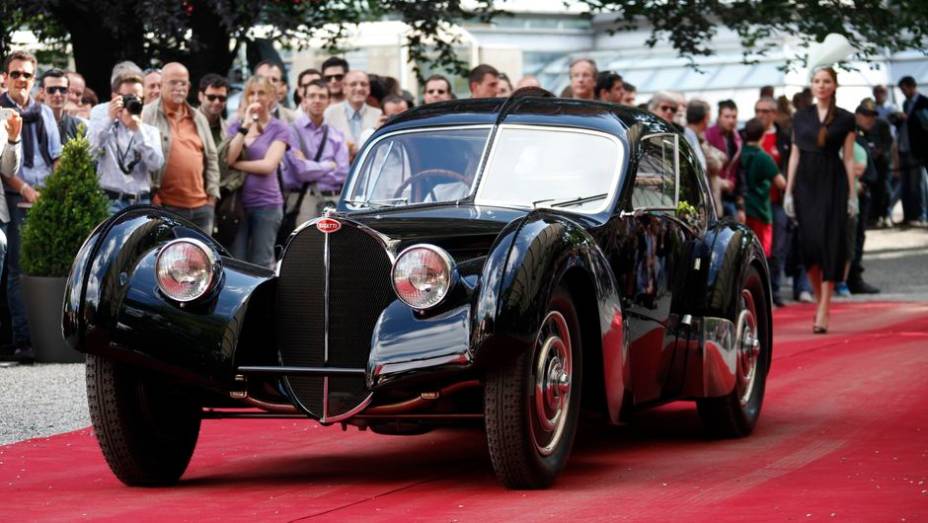 Bugatti 57SC 1938 | <a href="https://gutenberg.quatrorodas.abril.com.br/noticias/fabricantes/bugatti-1938-ralph-lauren-vence-concurso-elegancia-742534.shtml" rel="migration">Leia mais</a>