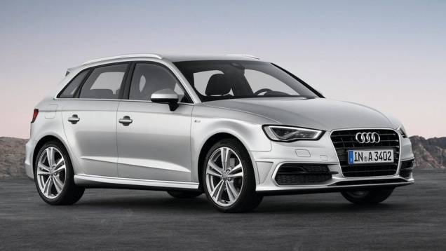 O hatch, em sua versão de quatro portas, desembarcará no País algumas semanas depois do A3 Sport. O preço ainda não foi revelado | <a href="%20https://gutenberg.quatrorodas.abril.com.br/noticias/fabricantes/audi-confirma-a3-sportback-brasil-junho-742734.shtml" rel="migration">Leia ma</a> O hatch, em sua versão de quatro portas, desembarcará no País algumas semanas depois do A3 Sport. O preço ainda não foi revelado | <a href="%20https://gutenberg.quatrorodas.abril.com.br/noticias/fabricantes/audi-confirma-a3-sportback-brasil-junho-742734.shtml" rel="migration">Leia ma</a>