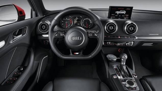 Em ambos os casos, a transmissão é a S Tronic de sete marchas | <a href="https://gutenberg.quatrorodas.abril.com.br/noticias/fabricantes/audi-confirma-a3-sportback-brasil-junho-742734.shtml" rel="migration">Leia mais</a> Em ambos os casos, a transmissão é a S Tronic de sete marchas | <a href="https://gutenberg.quatrorodas.abril.com.br/noticias/fabricantes/audi-confirma-a3-sportback-brasil-junho-742734.shtml" rel="migration">Leia mais</a>