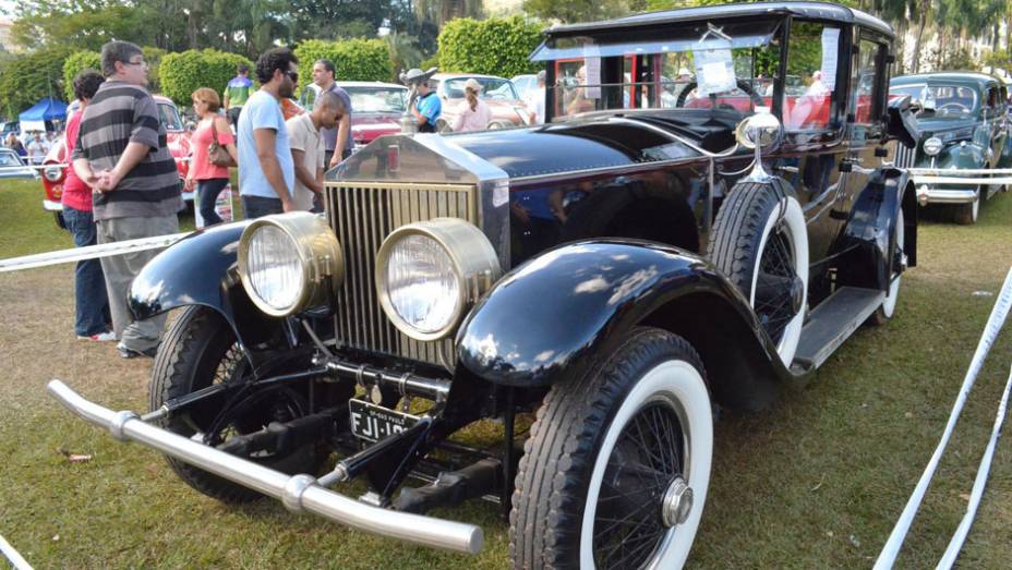 18º Encontro Paulista de Autos Antigos: Troféu The Best in Show, foi destinado ao Rolls-Royce 1928 | <a href="https://gutenberg.quatrorodas.abril.com.br/noticias/classicos//encontro-paulista-autos-antigos-movimenta-aguas-lindoia-feriado-742932.shtml" rel="migration">Leia mais</a>