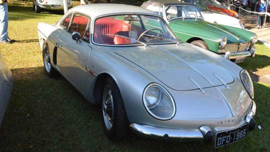 Willys Interlagos Berlinetta 1965 | <a href="https://gutenberg.quatrorodas.abril.com.br/noticias/classicos//encontro-paulista-autos-antigos-movimenta-aguas-lindoia-feriado-742932.shtml" rel="migration">Leia mais</a>