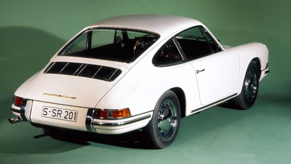 911 2.0 1965 - Motor boxer traseiro refrigerado a ar seguia a mesma tecnologia e arquitetura que Ferdinand Porsche havia desenvolvido para o Fusca | <a href="%20https://gutenberg.quatrorodas.abril.com.br/reportagens/classicos/porsche-911-50-anos-748361.shtml" rel="migration">Leia mai</a>