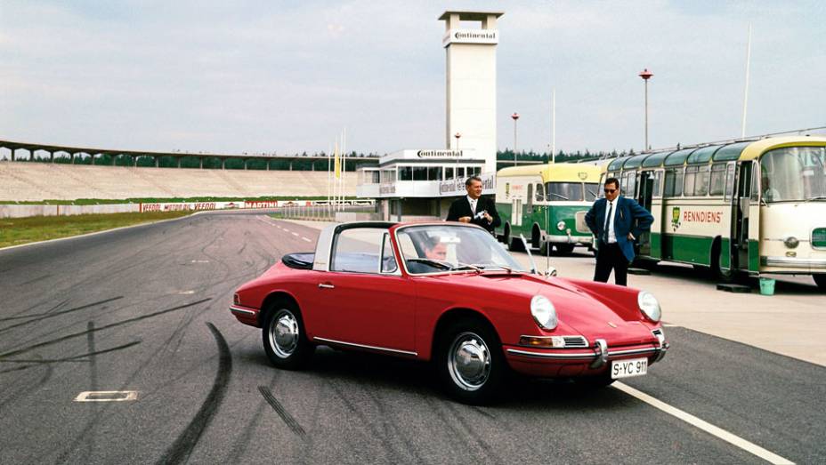 911 Targa 1967 - A versão Targa abriu um precedente para modelos de diversos fabricantes | <a href="%20https://gutenberg.quatrorodas.abril.com.br/reportagens/classicos/porsche-911-50-anos-748361.shtml" rel="migration">Leia mais</a>