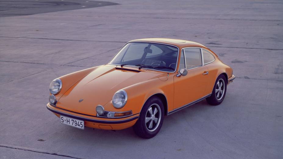 911 S 1970 - As rodas de liga Fuchs dessa versão se tornariam um ícone associado ao 911 | <a href="%20https://gutenberg.quatrorodas.abril.com.br/reportagens/classicos/porsche-911-50-anos-748361.shtml" rel="migration">Leia mais</a>