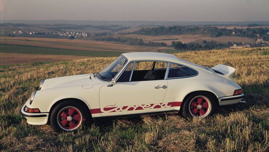 911 Carrera RS 2.7 1973 - Além da potência maior, o nome Carrera exposto nas laterais e o aerofólio criaram um mito da época | <a href="%20https://gutenberg.quatrorodas.abril.com.br/reportagens/classicos/porsche-911-50-anos-748361.shtml" rel="migration">Leia mais</a>