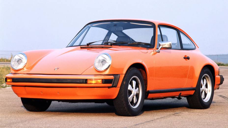 911 Carrera 1974 (Modelo G) - A primeira atualização priorizou a segurança, mas tratou de manter-se fiel ao 911 original | <a href="%20https://gutenberg.quatrorodas.abril.com.br/reportagens/classicos/porsche-911-50-anos-748361.shtml" rel="migration">Leia mais</a>