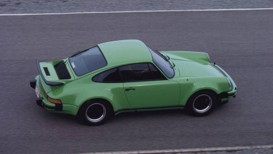 911 Turbo 3.0 1975 (Modelo G) - Com ele começou a febre do turbo, equipamento adotado por vários fabricantes | <a href="%20https://gutenberg.quatrorodas.abril.com.br/reportagens/classicos/porsche-911-50-anos-748361.shtml" rel="migration">Leia mais</a>