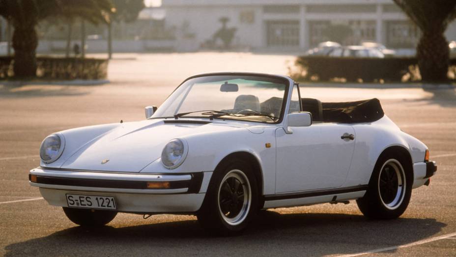 911 Carrera S Cabriolet 1983 (Modelo G) - O 911 esperou bem mais que o 356 para ter uma versão conversível, mas, desde então, ela nunca faltou | <a href="%20https://gutenberg.quatrorodas.abril.com.br/reportagens/classicos/porsche-911-50-anos-748361.shtml" rel="migration">Leia mais</a>