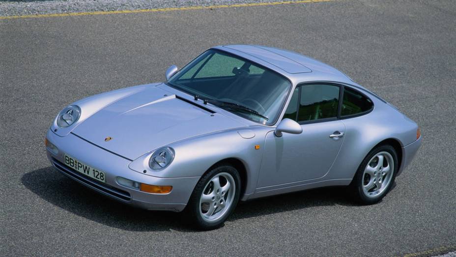 911 Carrera 1994 (993) - O último 911 a ar era identificável pelos faróis inclinados | <a href="%20https://gutenberg.quatrorodas.abril.com.br/reportagens/classicos/porsche-911-50-anos-748361.shtml" rel="migration">Leia mais</a>