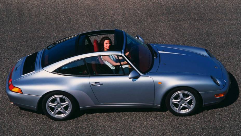 911 Targa 1996 (993) - Com um vidro elétrico deslizante, a versão Targa era reinventada | <a href="%20https://gutenberg.quatrorodas.abril.com.br/reportagens/classicos/porsche-911-50-anos-748361.shtml" rel="migration">Leia mais</a>