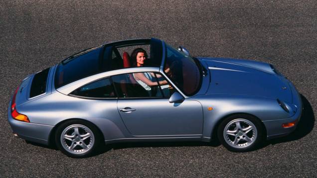 911 Targa 1996 (993) - Com um vidro elétrico deslizante, a versão Targa era reinventada | <a href="%20https://gutenberg.quatrorodas.abril.com.br/reportagens/classicos/porsche-911-50-anos-748361.shtml" rel="migration">Leia mais</a> 911 Targa 1996 (993) - Com um vidro elétrico deslizante, a versão Targa era reinventada | <a href="%20https://gutenberg.quatrorodas.abril.com.br/reportagens/classicos/porsche-911-50-anos-748361.shtml" rel="migration">Leia mais</a>