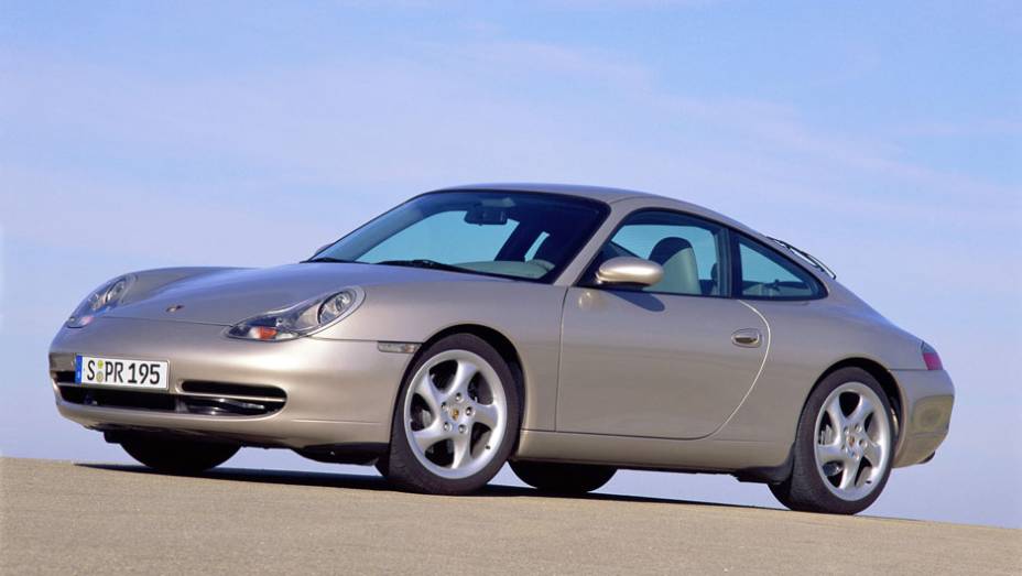 911 Carrera 2001 (996) - O primeiro 911 arrefecido a água era identificável pelos faróis com piscas embutidos num único elemento | <a href="%20https://gutenberg.quatrorodas.abril.com.br/reportagens/classicos/porsche-911-50-anos-748361.shtml" rel="migration">Leia mais</a>