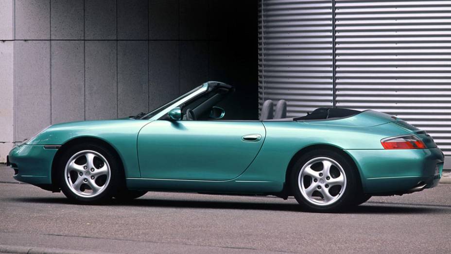 911 Carrera Cabriolet 1999 (996) - Nos novos motores, menor consumo, menos emissões e ruídos; as lanternas voltavam a ser dois elementos independentes | <a href="%20https://gutenberg.quatrorodas.abril.com.br/reportagens/classicos/porsche-911-50-anos-748361.shtml" rel="migration">Leia</a>