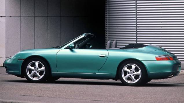 911 Carrera Cabriolet 1999 (996) - Nos novos motores, menor consumo, menos emissões e ruídos; as lanternas voltavam a ser dois elementos independentes | <a href="%20https://gutenberg.quatrorodas.abril.com.br/reportagens/classicos/porsche-911-50-anos-748361.shtml" rel="migration">Leia</a> 911 Carrera Cabriolet 1999 (996) - Nos novos motores, menor consumo, menos emissões e ruídos; as lanternas voltavam a ser dois elementos independentes | <a href="%20https://gutenberg.quatrorodas.abril.com.br/reportagens/classicos/porsche-911-50-anos-748361.shtml" rel="migration">Leia</a>