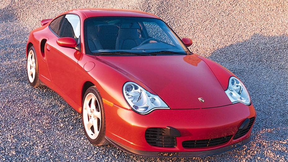 911 Turbo 2001 (996) - Leve remodelação dos faróis indicava o que viria a seguir | <a href="%20https://gutenberg.quatrorodas.abril.com.br/reportagens/classicos/porsche-911-50-anos-748361.shtml" rel="migration">Leia mais</a>