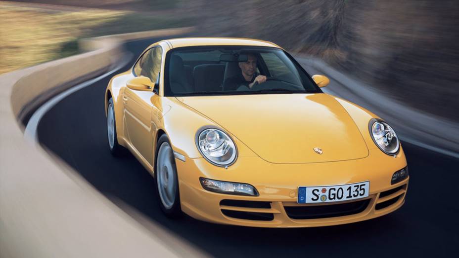 911 Carrera 2005 (997) - Faróis novamente circulares no esportivo que, básico, produzia 325 cv | <a href="%20https://gutenberg.quatrorodas.abril.com.br/reportagens/classicos/porsche-911-50-anos-748361.shtml" rel="migration">Leia mais</a>