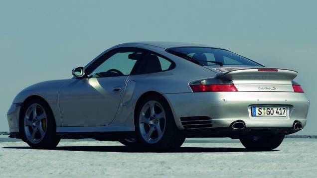 911 Turbo S 2005 (997) - Turbocompressor de geometria variável. Injeção direta e câmbio PDK foram novidades dessa geração | <a href="%20https://gutenberg.quatrorodas.abril.com.br/reportagens/classicos/porsche-911-50-anos-748361.shtml" rel="migration">Leia mais</a> 911 Turbo S 2005 (997) - Turbocompressor de geometria variável. Injeção direta e câmbio PDK foram novidades dessa geração | <a href="%20https://gutenberg.quatrorodas.abril.com.br/reportagens/classicos/porsche-911-50-anos-748361.shtml" rel="migration">Leia mais</a>