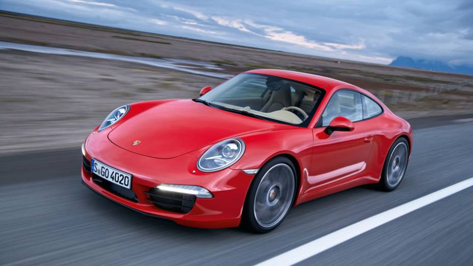 911 Carrera 2012 (991) - Maior, mais confortável, o novo 911 conseguia ser mais eficiente e econômico | <a href="%20https://gutenberg.quatrorodas.abril.com.br/reportagens/classicos/porsche-911-50-anos-748361.shtml" rel="migration">Leia mais</a>