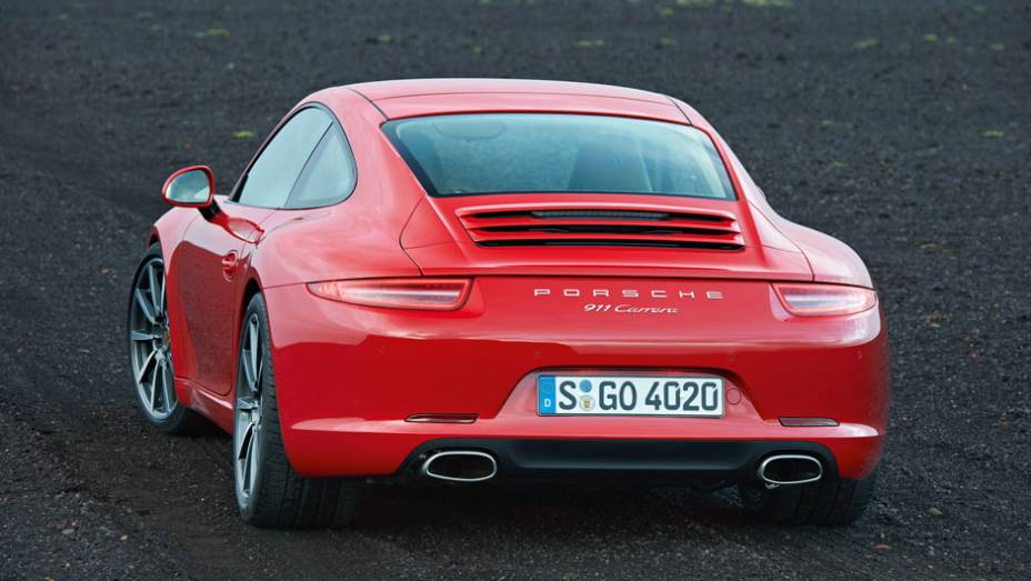 911 Carrera 2012 (991) - As lanternas bem mais finas sao uma clara distinção em relação à geração anterior | <a href="%20https://gutenberg.quatrorodas.abril.com.br/reportagens/classicos/porsche-911-50-anos-748361.shtml" rel="migration">Leia mais</a>