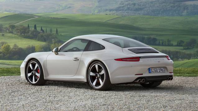 911 50 Years Edition 2013 1 (991) - As rodas são uma homenagem às Fuchs, que foram sucesso nos anos 70 | <a href="%20https://gutenberg.quatrorodas.abril.com.br/reportagens/classicos/porsche-911-50-anos-748361.shtml" rel="migration">Leia mais</a> 911 50 Years Edition 2013 1 (991) - As rodas são uma homenagem às Fuchs, que foram sucesso nos anos 70 | <a href="%20https://gutenberg.quatrorodas.abril.com.br/reportagens/classicos/porsche-911-50-anos-748361.shtml" rel="migration">Leia mais</a>