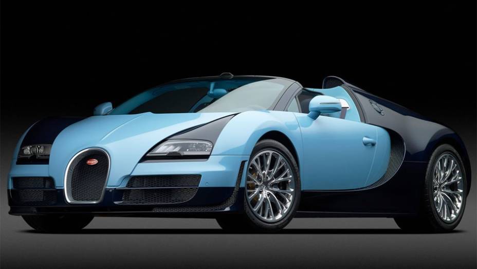 O modelo também tem grafismos inspirados em Le Mans e logotipos a laser com a assinatura de Jean-Pierre Wimille | <a href="https://gutenberg.quatrorodas.abril.com.br/noticias/fabricantes/bugatti-revela-edicao-especial-veyron-grand-sport-vitesse-pebble-beach-750324.s" rel="migration"></a>