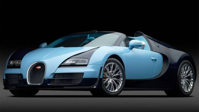O modelo também tem grafismos inspirados em Le Mans e logotipos a laser com a assinatura de Jean-Pierre Wimille | <a href="https://gutenberg.quatrorodas.abril.com.br/noticias/fabricantes/bugatti-revela-edicao-especial-veyron-grand-sport-vitesse-pebble-beach-750324.s" rel="migration"></a> O modelo também tem grafismos inspirados em Le Mans e logotipos a laser com a assinatura de Jean-Pierre Wimille | <a href="https://gutenberg.quatrorodas.abril.com.br/noticias/fabricantes/bugatti-revela-edicao-especial-veyron-grand-sport-vitesse-pebble-beach-750324.s" rel="migration"></a>