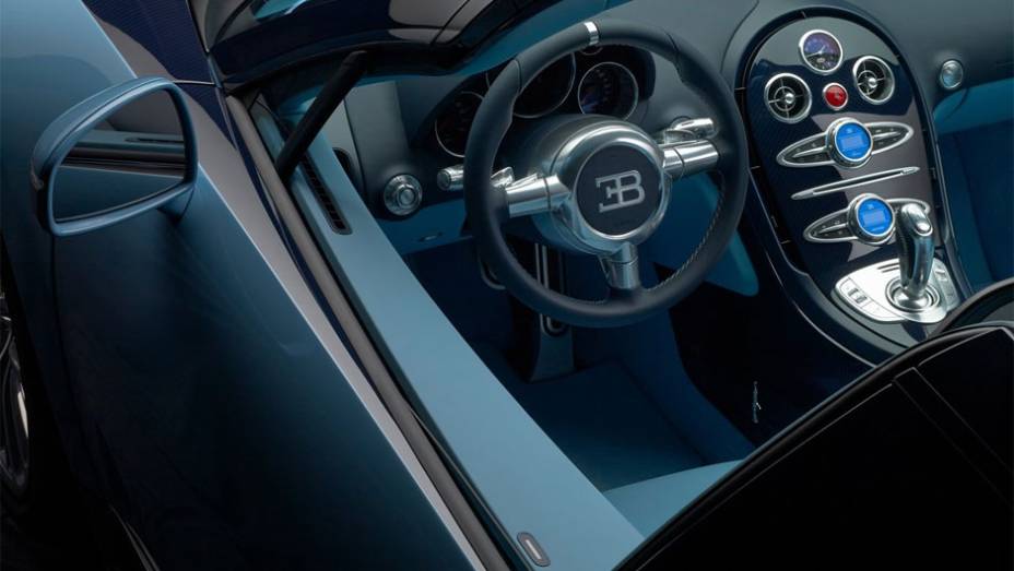 O interior de dois tons de azul conta os bancos e estofados de couro nas cores Bleu Wimille e Lake Blue | <a href="https://gutenberg.quatrorodas.abril.com.br/noticias/fabricantes/bugatti-revela-edicao-especial-veyron-grand-sport-vitesse-pebble-beach-750324.shtml" rel="migration">Le</a>