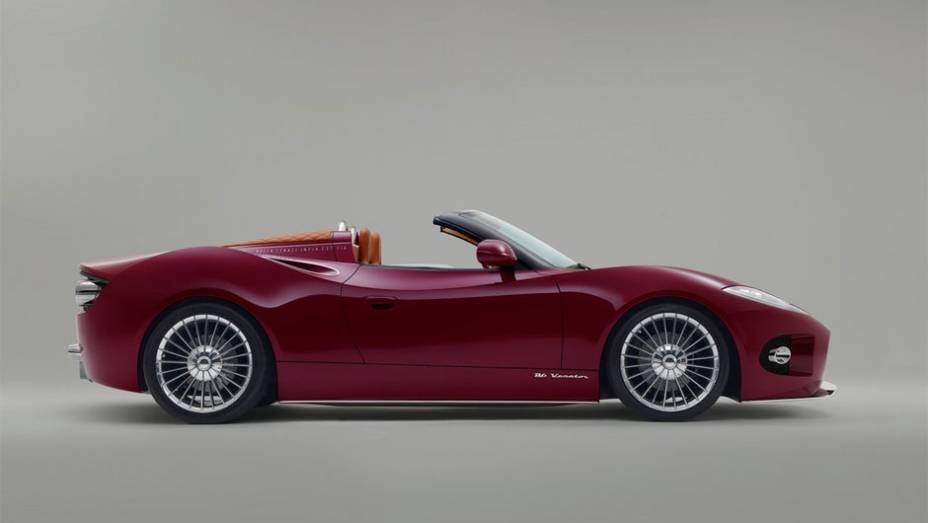 Modelo, equipado com um motor V6 de 380 cavalos, deve entrar em produção no final do próximo ano | <a href="https://gutenberg.quatrorodas.abril.com.br/noticias/fabricantes/conceito-spyker-b6-venator-spyder-mostrado-pebble-beach-750325.shtml" rel="migration">Leia mais!</a>