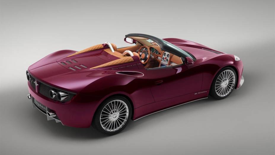 O elegante roadster também conta com faróis de LED, parte da carenagem revestida com couro, inscrições "Nulla tenaci invia est via" ("Para o tenaz nenhuma estrada é intransponível") | <a href="https://gutenberg.quatrorodas.abril.com.br/noticias/fabricantes/conceito-" rel="migration"></a>