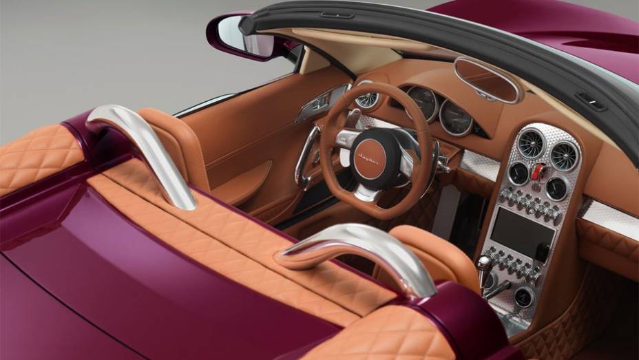 A cabine remete ao conceito anterior e vem muito bem equipada com estofamento em couro premium e painel com alumínio | <a href="https://gutenberg.quatrorodas.abril.com.br/noticias/fabricantes/conceito-spyker-b6-venator-spyder-mostrado-pebble-beach-750325.shtml" rel="migration">Leia</a>
