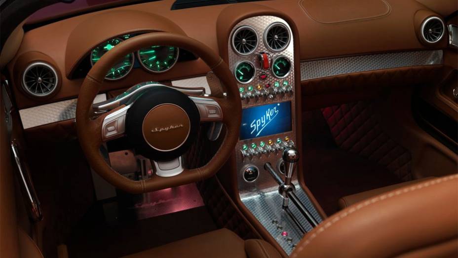 Visual do painel é inspirado em aeronaves | <a href="https://gutenberg.quatrorodas.abril.com.br/noticias/fabricantes/conceito-spyker-b6-venator-spyder-mostrado-pebble-beach-750325.shtml" rel="migration">Leia mais!</a>
