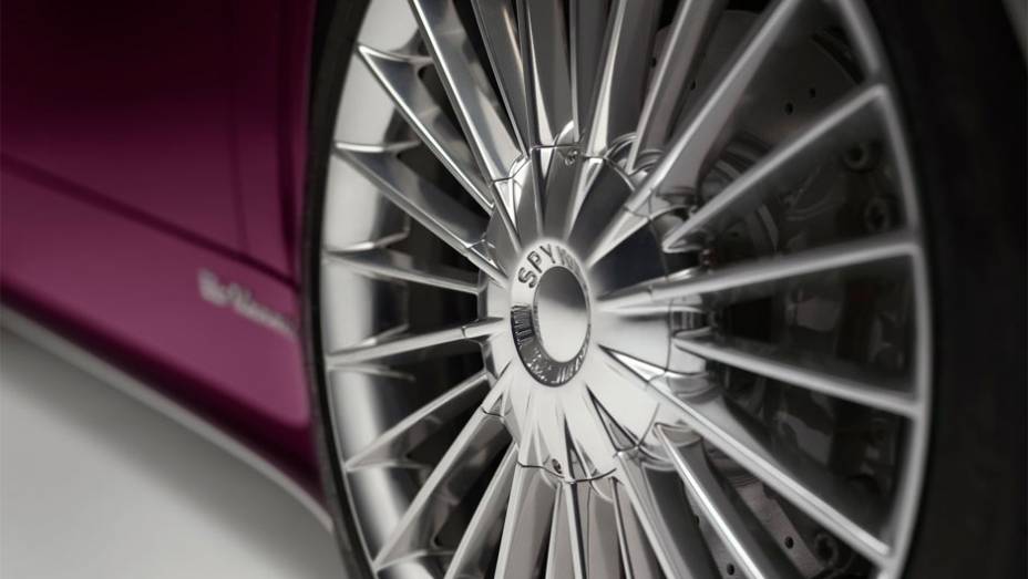 Detalhe da roda de liga leve de 19 polegadas | <a href="https://gutenberg.quatrorodas.abril.com.br/noticias/fabricantes/conceito-spyker-b6-venator-spyder-mostrado-pebble-beach-750325.shtml" rel="migration">Leia mais!</a>