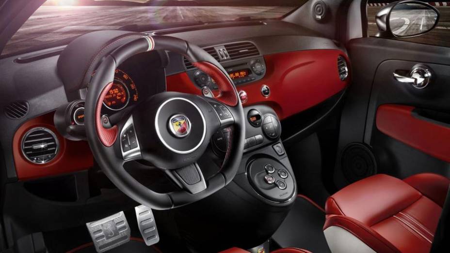Os pedais são de alumínio, enquanto o volante tem base achatada, com detalhes metálicos e costura vermelha | <a href="https://gutenberg.quatrorodas.abril.com.br/saloes/frankfurt/2013/abarth-595-50th-anniversary-edition-752139.shtml" rel="migration">Leia mais</a>