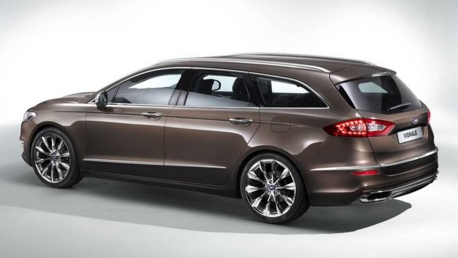 Além do conhecido sedã, uma versão perua foi mostrada pela marca | <a href="https://gutenberg.quatrorodas.abril.com.br/saloes/frankfurt/2013/ford-mondeo-fusion-vignale-752219.shtml" rel="migration">Leia mais</a>