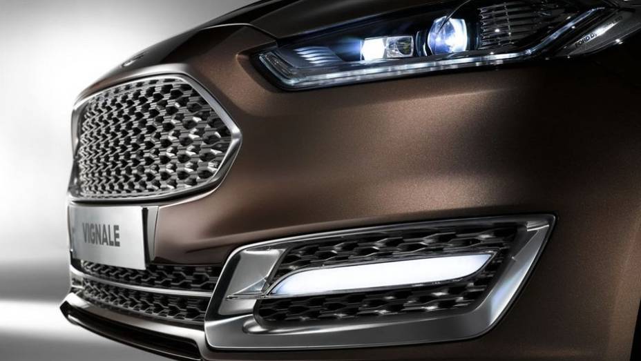 O Mondeo Vignale traz uma nova grade frontal cromada, novo para-choque com LEDs nos faróis de neblina, rodas de liga leve aro 20 com desenho exclusivo, entre outros itens | <a href="https://gutenberg.quatrorodas.abril.com.br/saloes/frankfurt/2013/ford-mondeo-fusion-" rel="migration"></a>