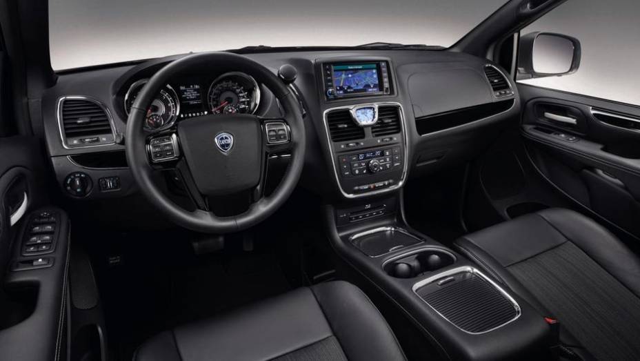 Por dentro, o revestimento é em couro, com acabamento em preto | <a href="https://gutenberg.quatrorodas.abril.com.br/saloes/frankfurt/2013/lancia-voyager-s-752166.shtml" rel="migration">Leia mais</a> Por dentro, o revestimento é em couro, com acabamento em preto | <a href="https://gutenberg.quatrorodas.abril.com.br/saloes/frankfurt/2013/lancia-voyager-s-752166.shtml" rel="migration">Leia mais</a>