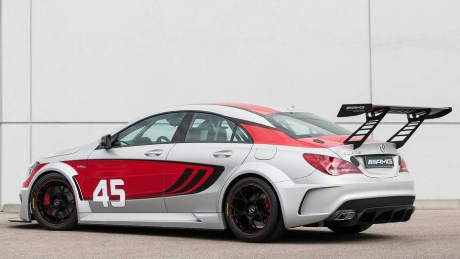 Desse modo, o modelo apresenta kit aerodinâmico diferenciado, com carroceria em fibra de carbono | <a href="https://gutenberg.quatrorodas.abril.com.br/saloes/frankfurt/2013/mercedes-benz-cla45-amg-racing-series-752346.shtml" rel="migration">Leia mais</a>